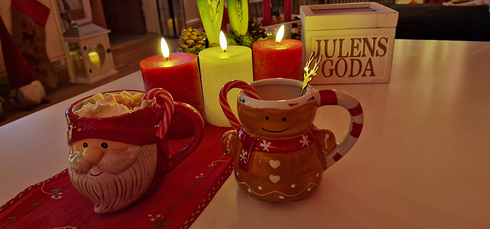 Varm choklad, marshmallow, grädde och polkagris.