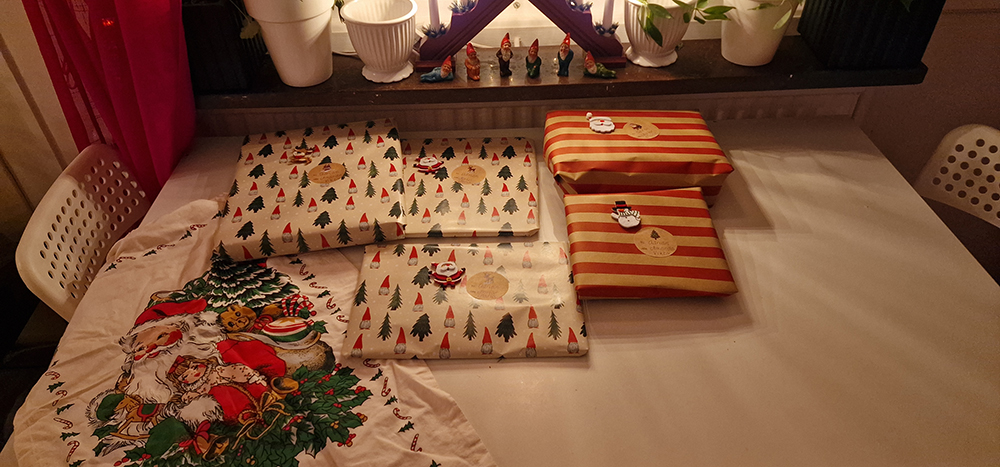 Slå in julklappar